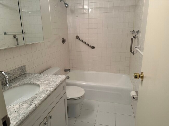 Building Photo - 2 Summit Dr