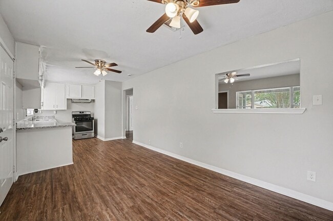 Building Photo - 8433 Woodlyn Rd