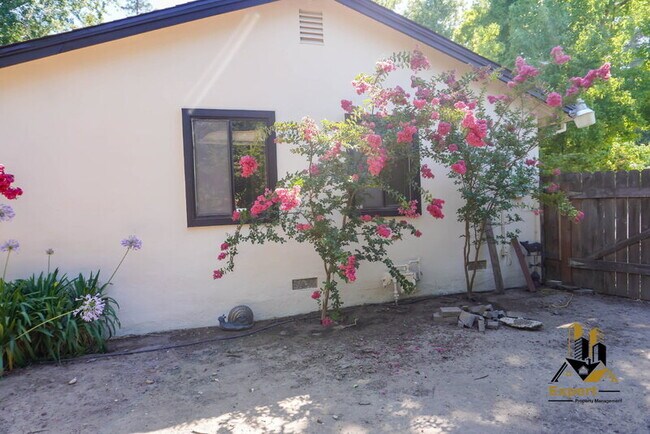 Building Photo - 7479 Skycrest Ct