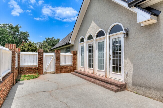 Building Photo - 208 Stonington Dr