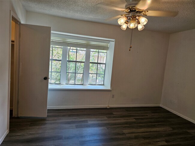 Building Photo - 8287 Kingsbrook Rd