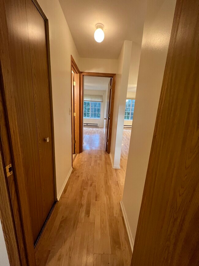 Building Photo - 653 Swan Dr