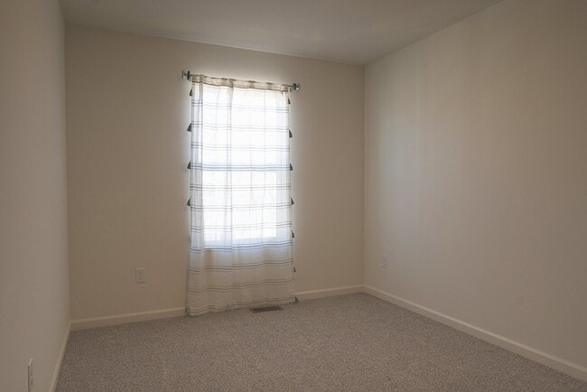 Building Photo - 6561 Sassafras Wy