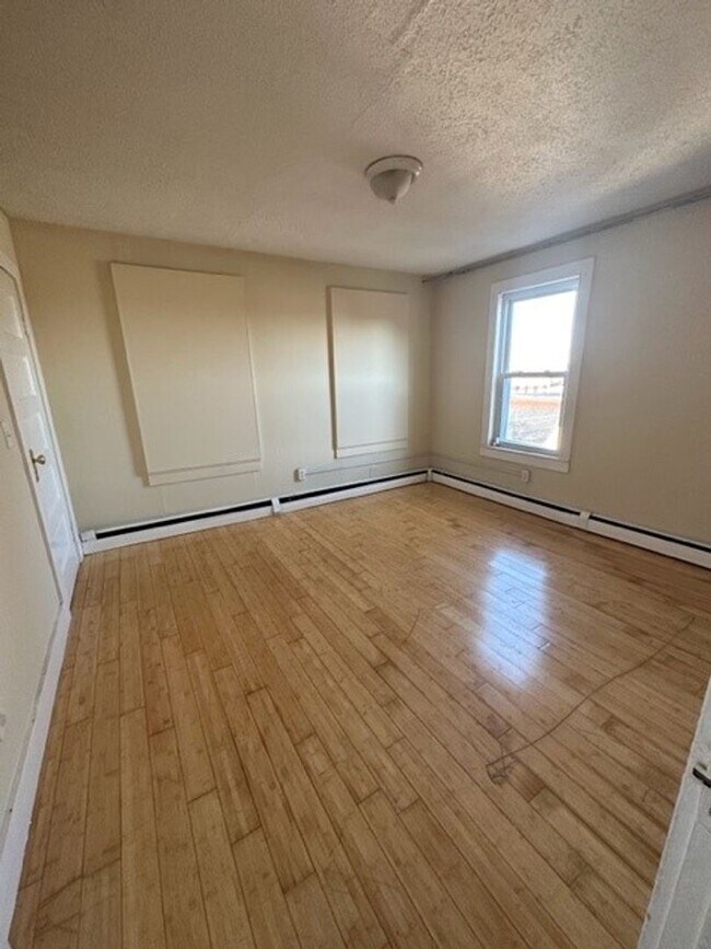 Building Photo - 1BR/1BA Available November 1st!!