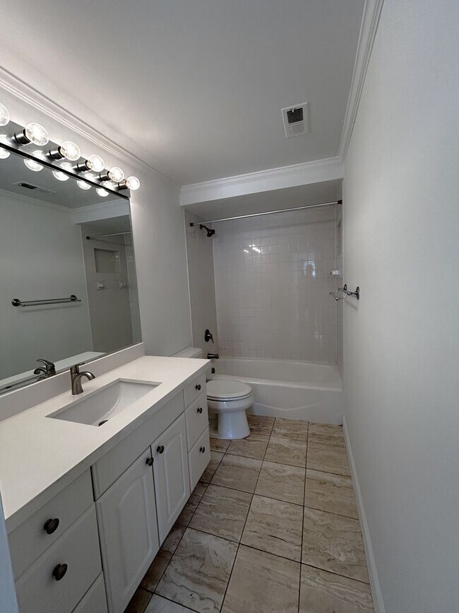 Building Photo - Large 1 Bedroom 1.5 Bath Condo - Steps from Fort Lauderdale Beach!