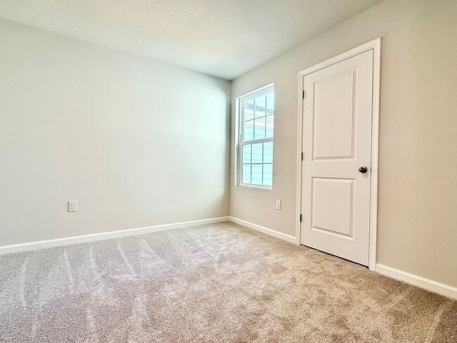 Building Photo - Brand-new End-unit 3Beds/2.5Baths townhome at Lady Lake!