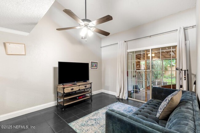 Building Photo - 2423 N Seabury Pl