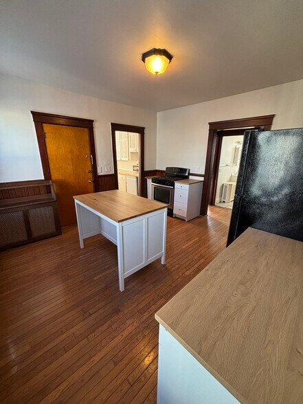 Building Photo - 580 Admiral St