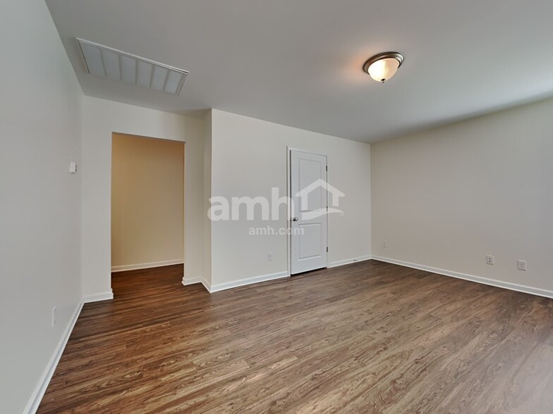 Building Photo - 309 Dogwood Cir