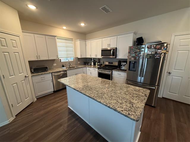 Building Photo - 909 Cormorant St