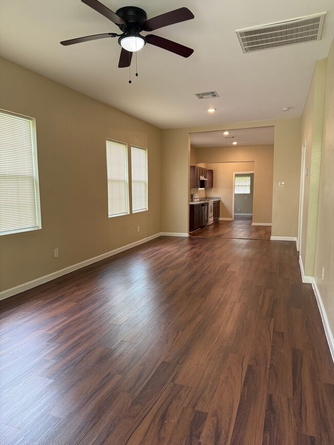 Building Photo - Renovated home in Silsbee! Available NOW -...