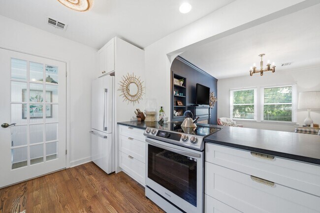 Building Photo - Charming 2-Bedroom, 1-Bath Home in Midtown