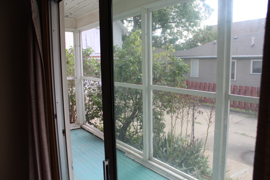 screened patio porch - 326 N Washington St