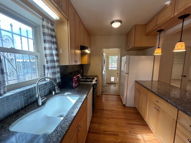 Building Photo - 3 Bedroom 2 Bathroom Charmer In Nob Hill!