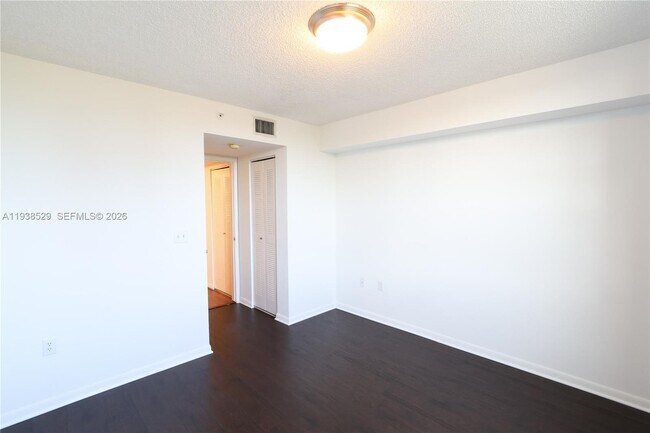 Building Photo - 520 SE 5 Ave