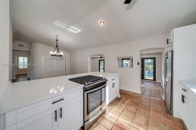 Building Photo - 1704 SW 5th Ct