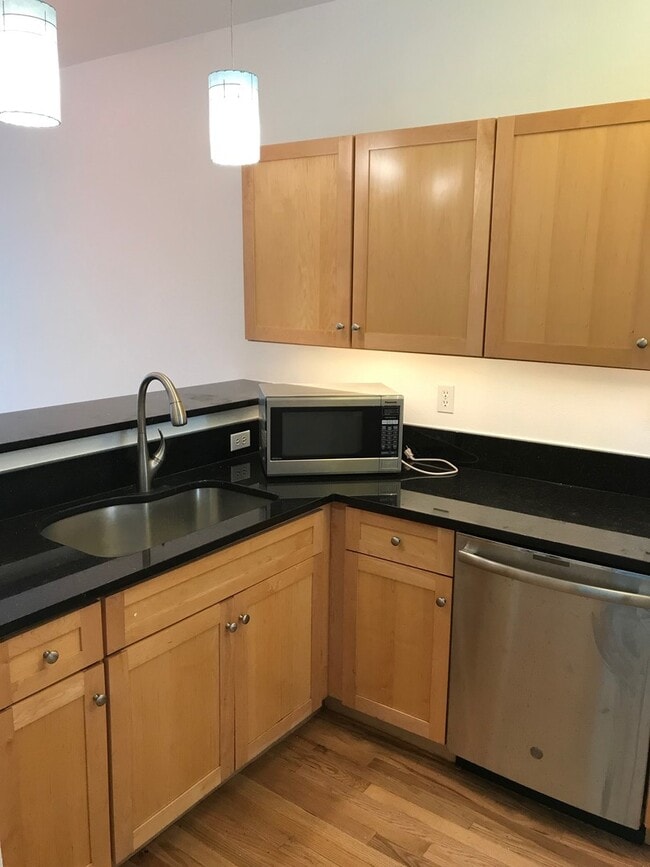 Building Photo - 2 Bed 2 Bath Condo In the Heart of Downtow...