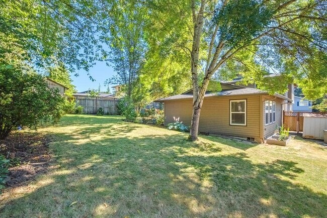 Building Photo - 4 bedroom 3 bath home in Tualatin with sep...