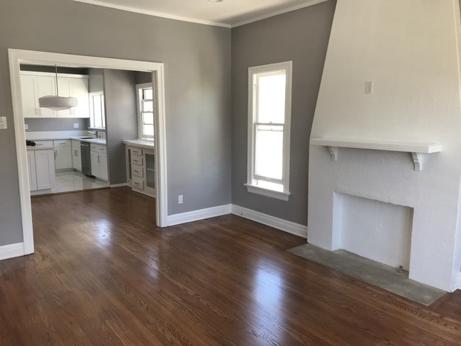 Living Room - 1155 1/2 N Maryland Ave