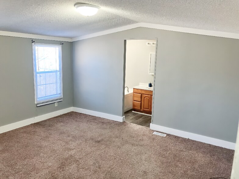 Building Photo - 33 Village Ct