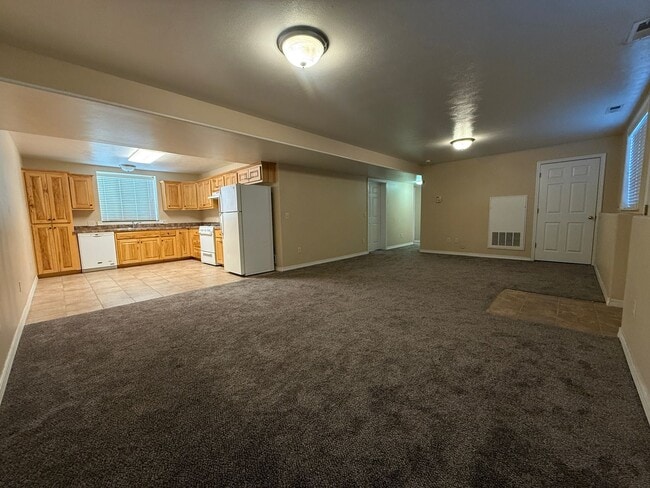 Building Photo - 460 Center St