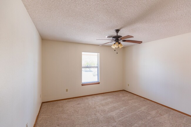 Building Photo - Beautiful Home on the Golf Course