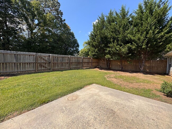 Building Photo - 3BR 2BA One Story Home with Garage
