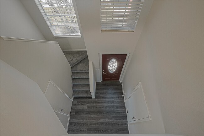 Building Photo - 2323 Pine Cone Dr