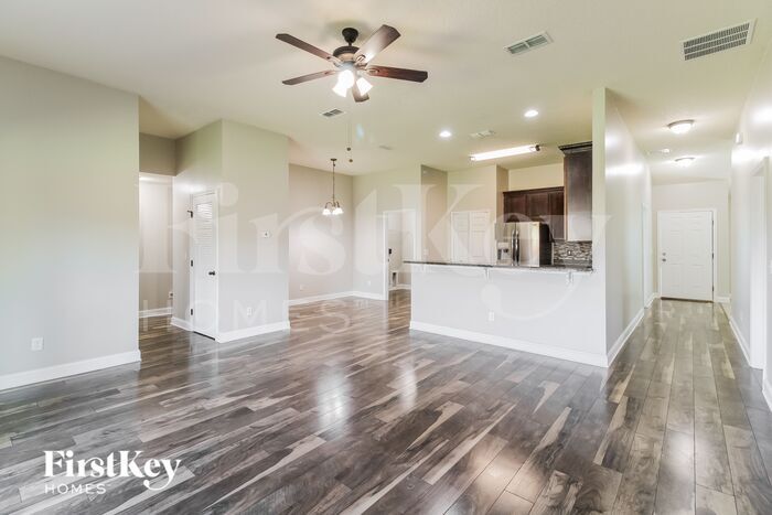 Building Photo - 2612 Royal Pointe Dr