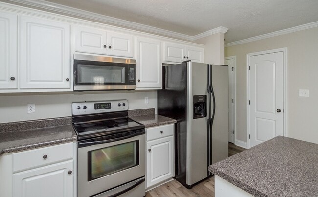 Building Photo - 823 Landing Dr