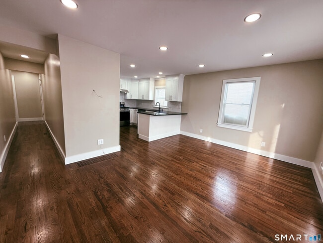 Building Photo - 260 Robin St