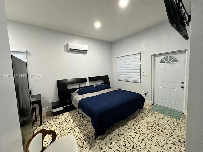 Building Photo - 636 SE 5th Pl