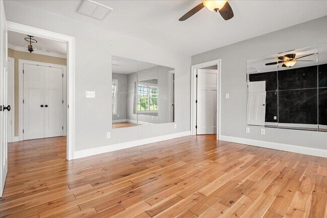 Building Photo - 200 Crooked Creek Dr