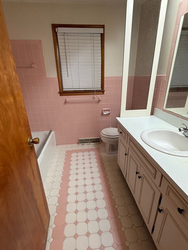 Building Photo - 712 Mellen Dr