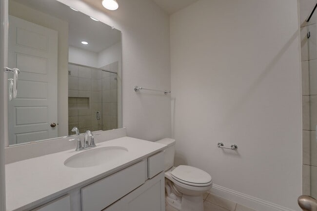 Building Photo - Must See 5 Bed 4.5 Bath in Northlake