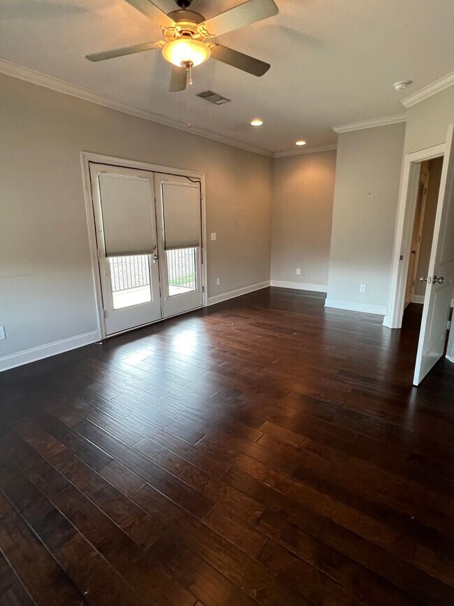 Building Photo - August 2026 - July 2027!!  3 BR 3 BA townhome 1 mile from UA campus