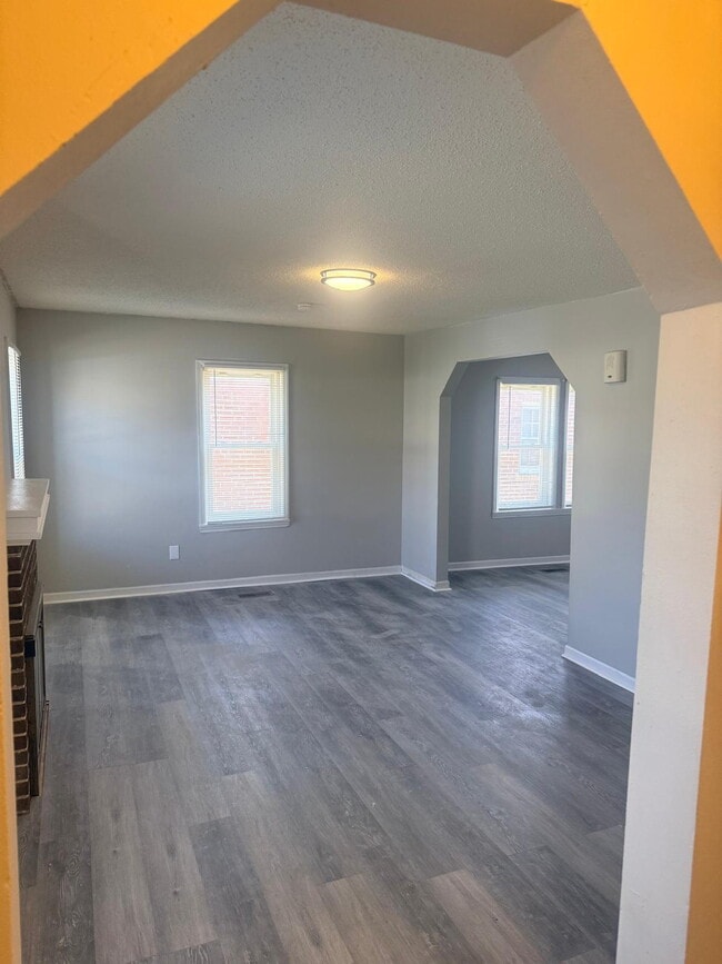 Building Photo - "Charming 3-Bed, 1 bath Retreat with Beautiful Floors on Laura Avenue!"