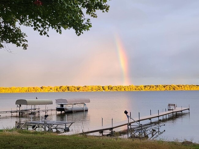 Building Photo - Rare green lake lake home for long term re...