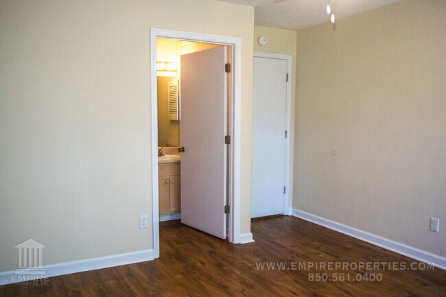 Building Photo - Quiet Townhome With Large Yard