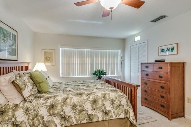 Building Photo - Beautiful Townhome Walking Distance to the...