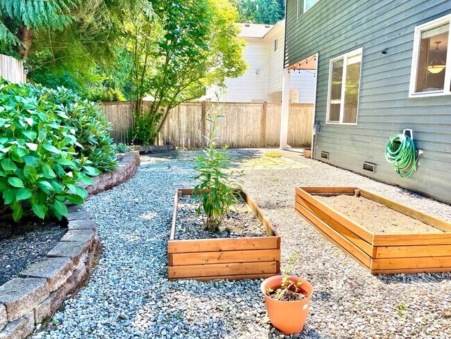 Building Photo - Spacious 4 bedrooms + Den, A/C! Pet(s)!