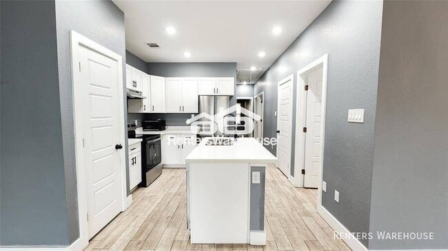 Building Photo - Only 3 years old, this modern duplex is a ...