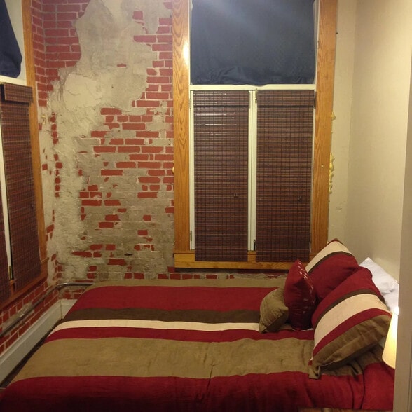 Building Photo - Room in Condo on E San Antonio St