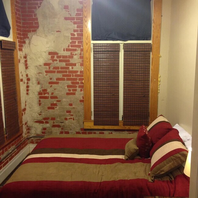 Building Photo - Room in Condo on E San Antonio St