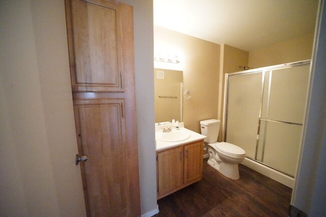 Building Photo - Beautiful 2 bed 2 bath upstairs unit in gated community.