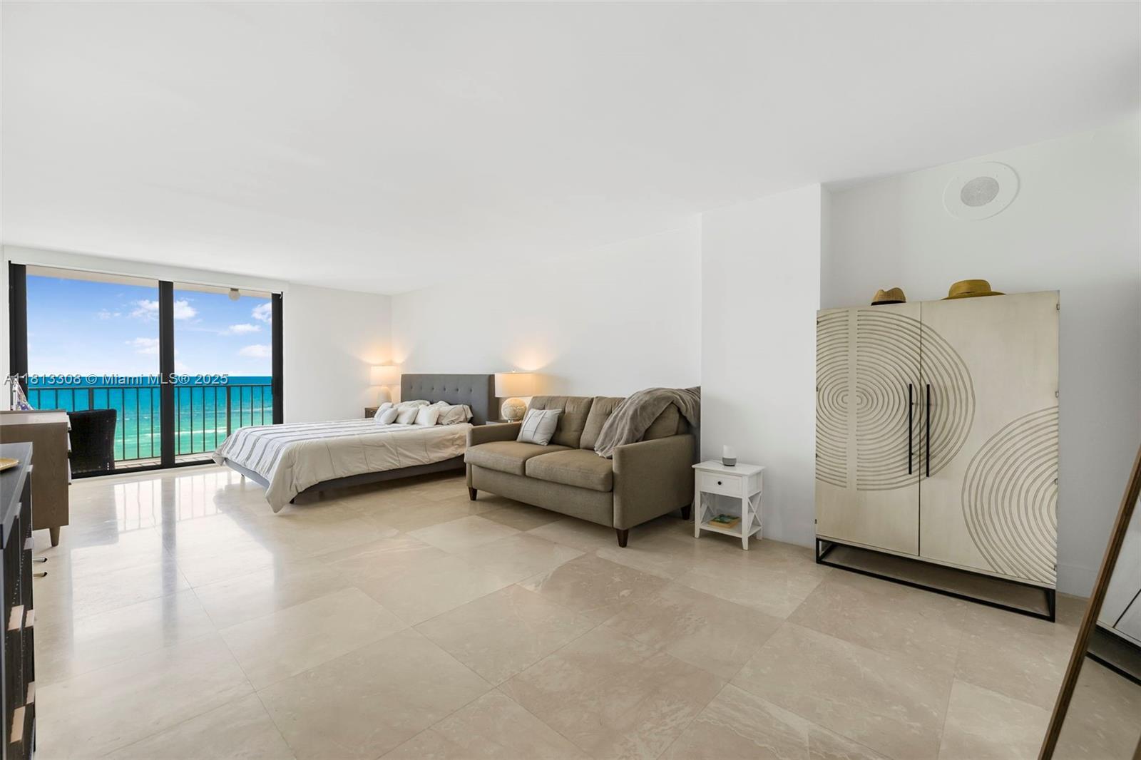Building Photo - 2625 Collins Ave