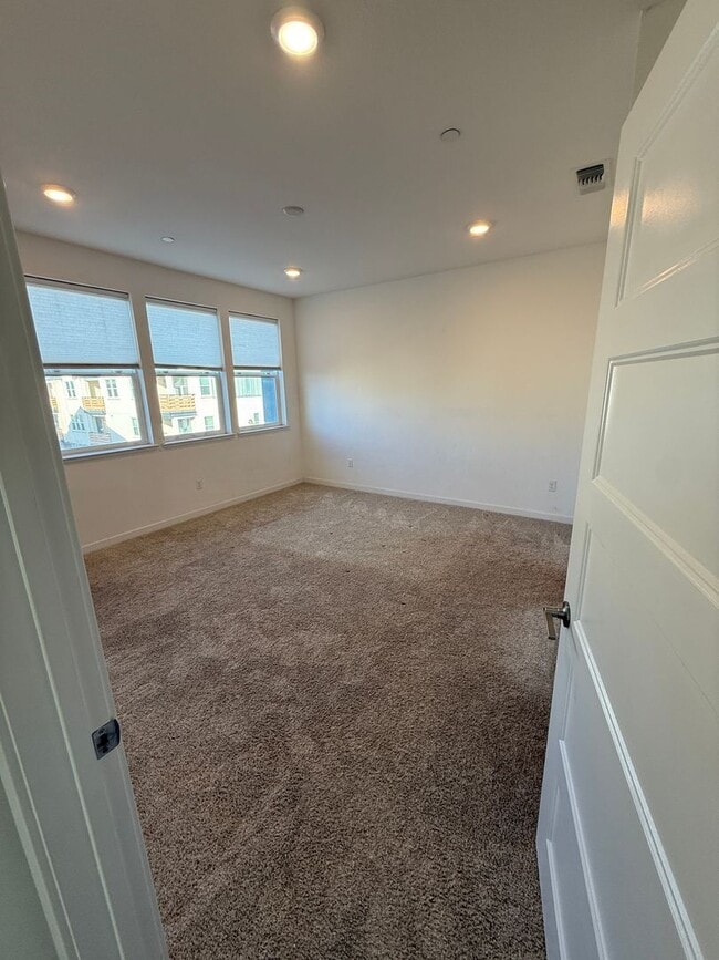 Building Photo - MODERN SMART CONDO IN DESIREABLE COMMUNITY