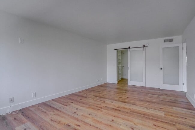 Building Photo - 435 N Oakhurst Dr