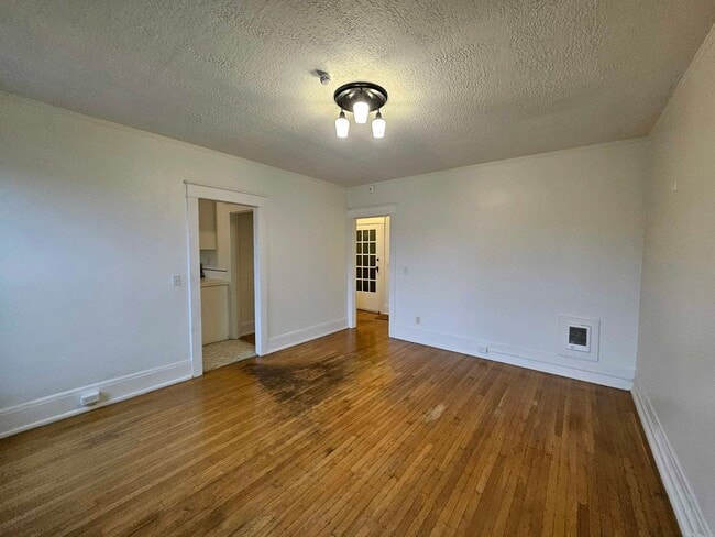 Building Photo - $500 Move-In Credit! Bright Studio Apartment with Hardwood Floors & Natural Light!