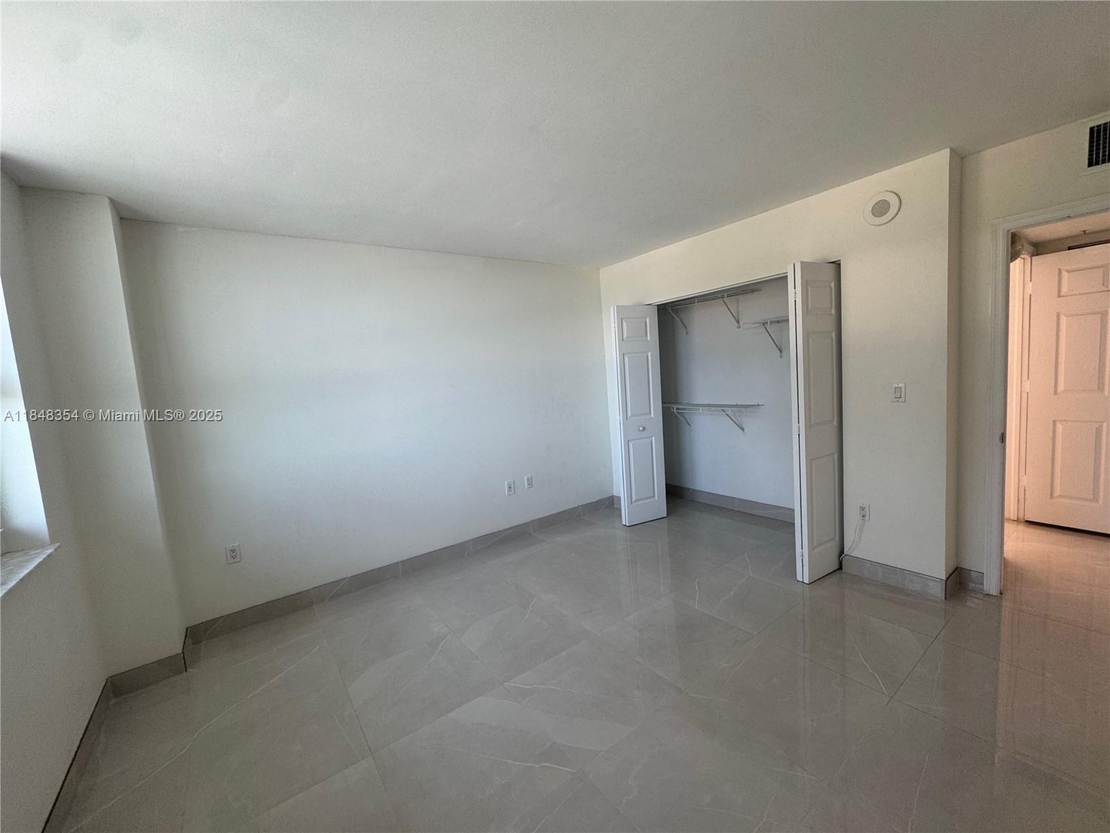 Building Photo - 1155 Brickell Bay Dr